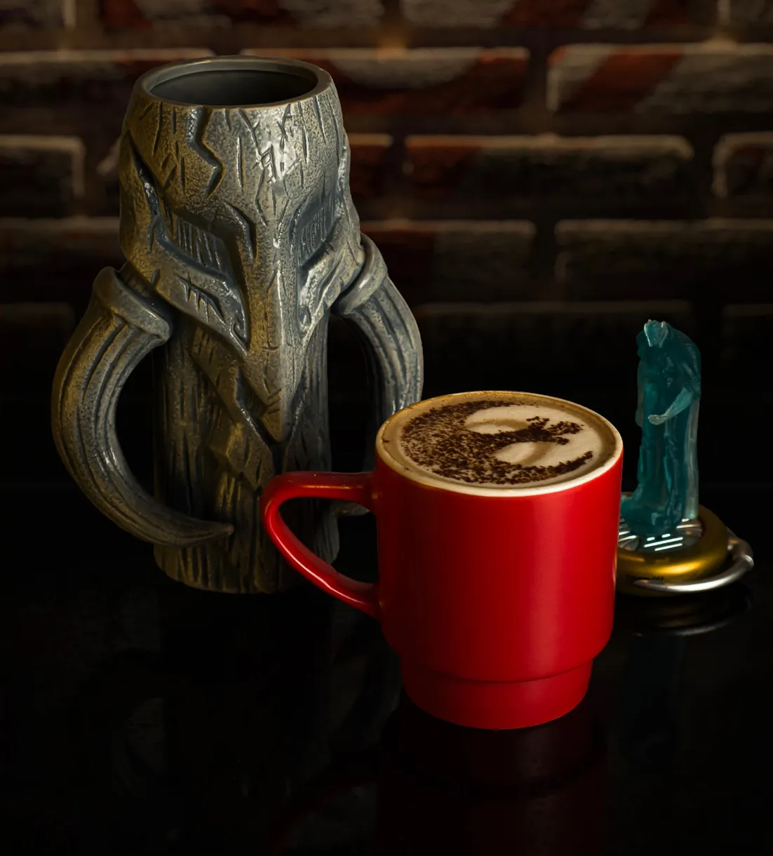 Capuchino en taza roja junto a un tarro con forma de casco