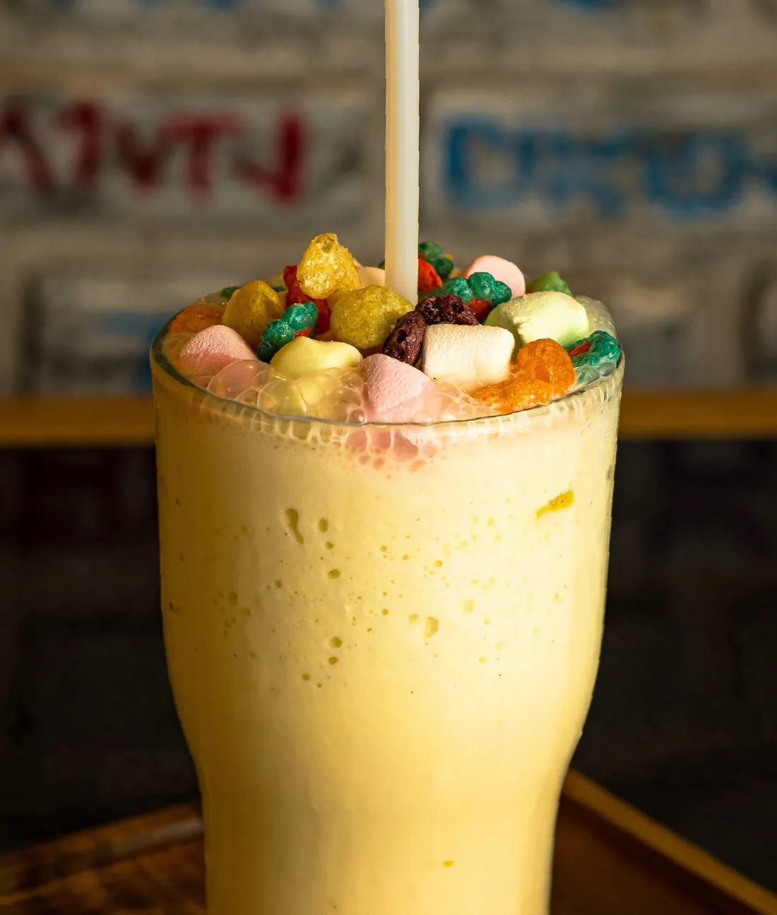 Frappé Mango Jedi con cereal de colores y bombones