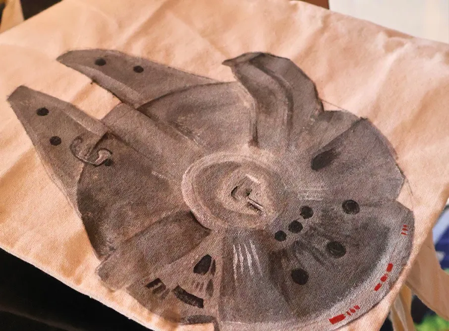 Dibujo a lápiz de una nave espacial hecho en un taller