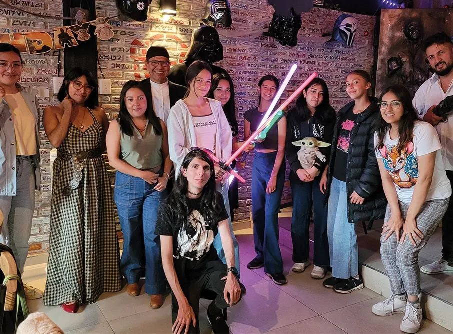 Grupo de amigas en un evento, con sables rosa y morado