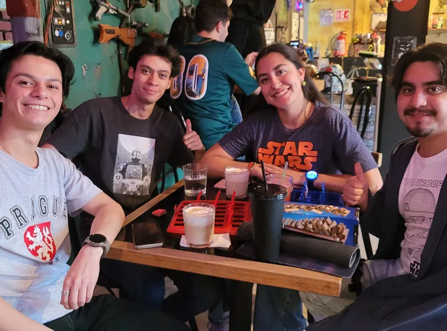 Amigos en una mesa con frappés y bebidas